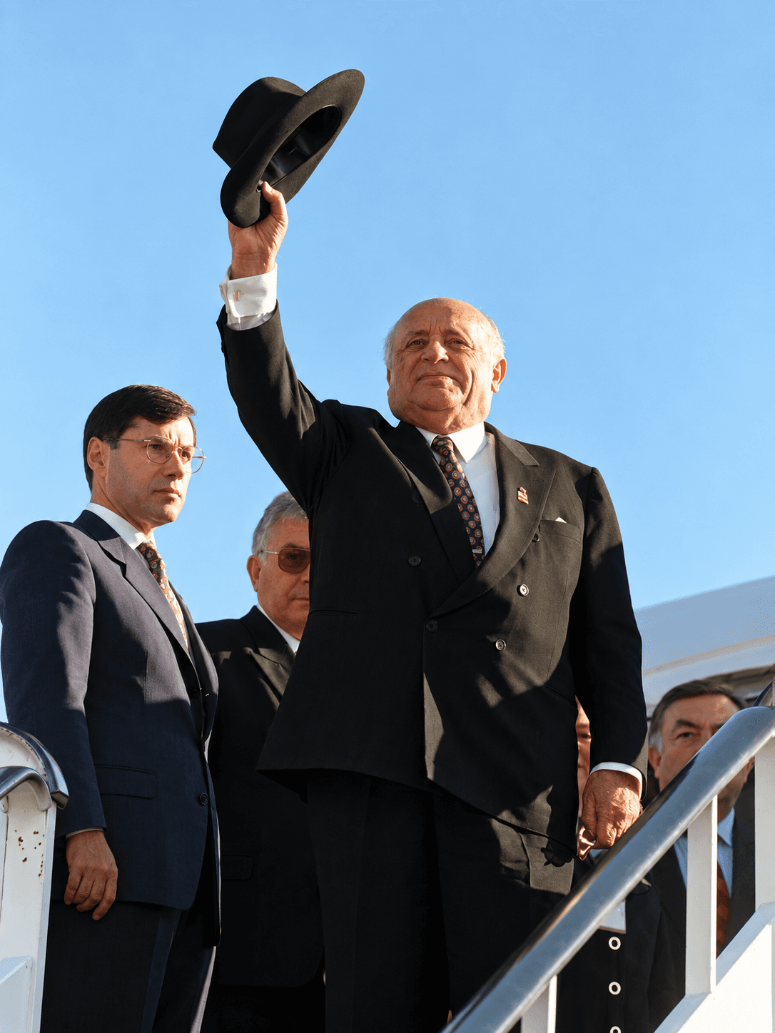 Süleyman Demirel, merdivende şapkasını kaldırarak selam verirken