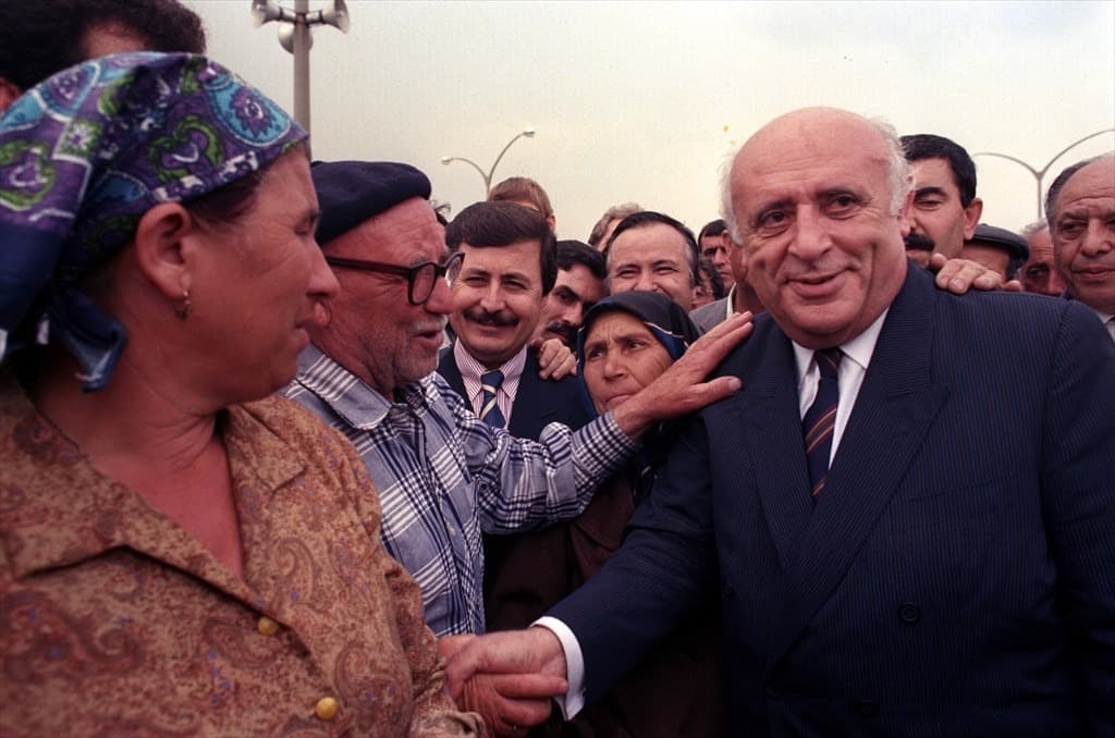 Süleyman Demirel'in siyasete dönüşü ve DYP genel başkanlığı dönemine (1987–1993) ait arşiv fotoğrafı